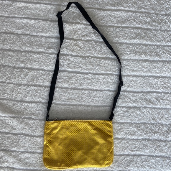 Golden State Warriors NBA Jersey Yellow Crossbody Bag with Blue Logo - Picture 2 of 5